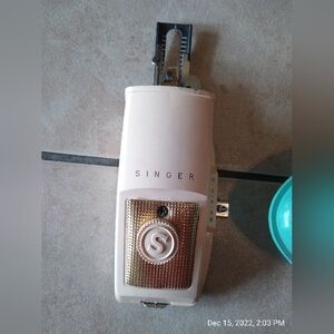 Vintage Singer‎ sewing machine buttonholer